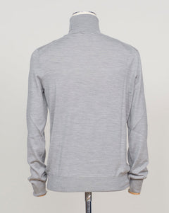 Italian luxury knitwear meets everyday elegance. This Gran Sasso roll neck layers effortlessly under jackets or stands alone as a refined statement piece. The blend of wool, cashmere, and silk delivers warmth without weight, while the silver tone complements both neutral and bold wardrobes. Gran Sasso Wool Cashmere &amp; Silk Roll Neck / Silve