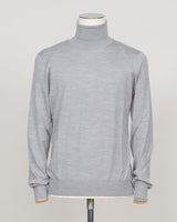Italian luxury knitwear meets everyday elegance. This Gran Sasso roll neck layers effortlessly under jackets or stands alone as a refined statement piece. The blend of wool, cashmere, and silk delivers warmth without weight, while the silver tone complements both neutral and bold wardrobes. Gran Sasso Wool Cashmere &amp; Silk Roll Neck / Silve