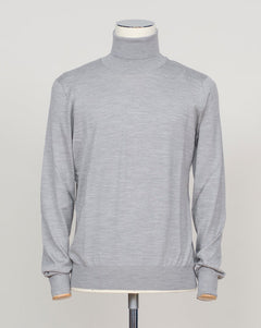 Italian luxury knitwear meets everyday elegance. This Gran Sasso roll neck layers effortlessly under jackets or stands alone as a refined statement piece. The blend of wool, cashmere, and silk delivers warmth without weight, while the silver tone complements both neutral and bold wardrobes. Gran Sasso Wool Cashmere &amp; Silk Roll Neck / Silve