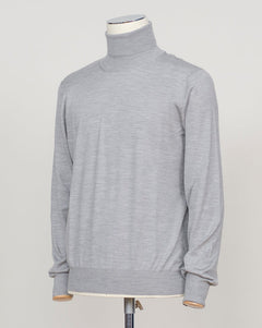 Italian luxury knitwear meets everyday elegance. This Gran Sasso roll neck layers effortlessly under jackets or stands alone as a refined statement piece. The blend of wool, cashmere, and silk delivers warmth without weight, while the silver tone complements both neutral and bold wardrobes. Gran Sasso Wool Cashmere &amp; Silk Roll Neck / Silve