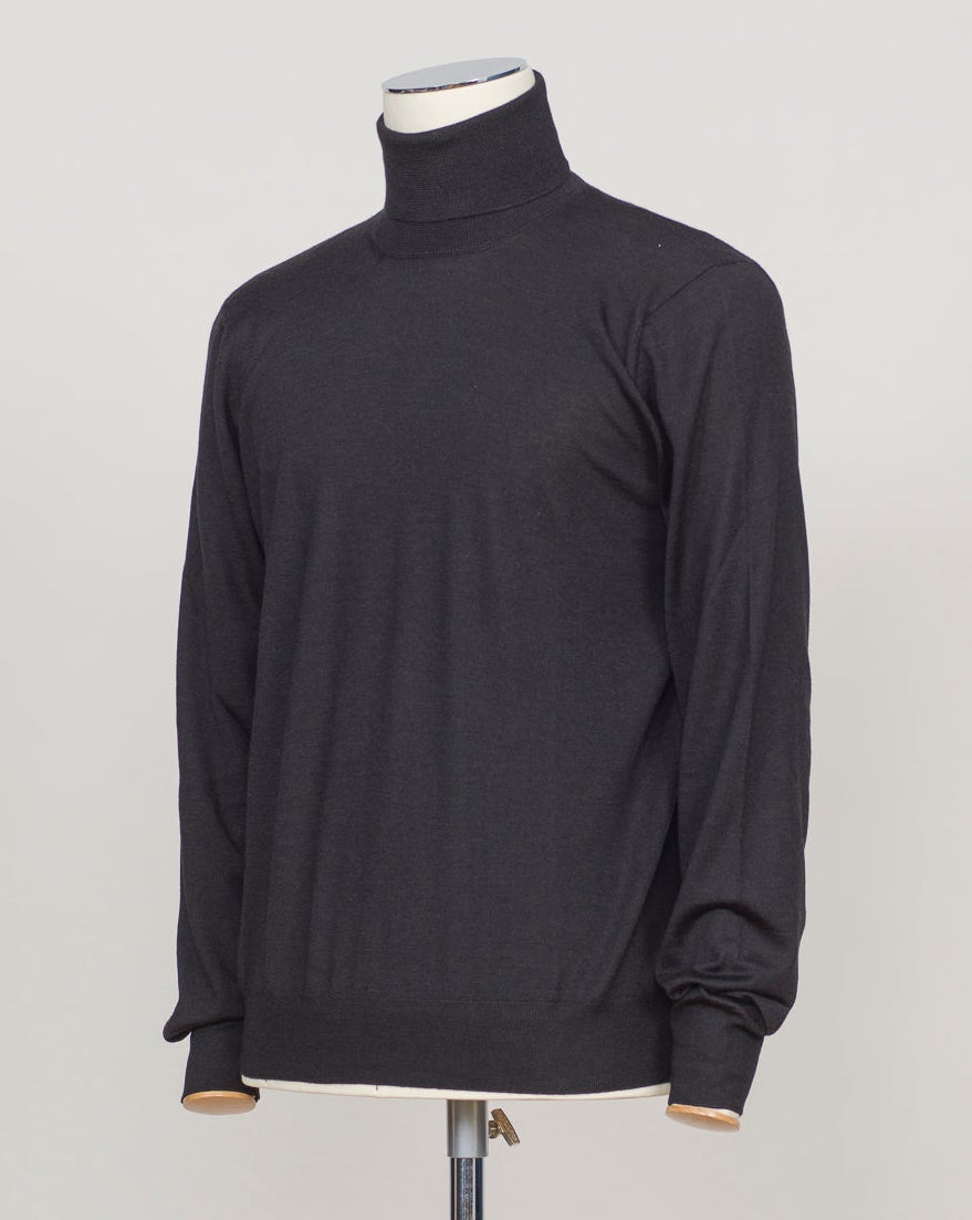 Luxurious roll neck in a refined blend of wool, cashmere and silk. The dark brown hue pairs effortlessly with tailored trousers and formal wear. Gran Sasso's Italian craftsmanship ensures a sumptuous drape and enduring comfort. A timeless layering essential for the discerning wardrobe. &nbsp;Gran Sasso Wool Cashmere & Silk Roll Neck / Black