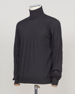 Luxurious roll neck in a refined blend of wool, cashmere and silk. The dark brown hue pairs effortlessly with tailored trousers and formal wear. Gran Sasso's Italian craftsmanship ensures a sumptuous drape and enduring comfort. A timeless layering essential for the discerning wardrobe. &nbsp;Gran Sasso Wool Cashmere &amp; Silk Roll Neck / Black