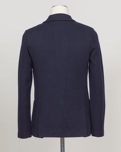 Refined elegance in pure merino. Gran Sasso's knitted blazer in navy delivers structured sophistication without formality—a foundation piece that transitions seamlessly from office to evening. Engineered for layering and designed to last. Gran Sasso Knitted Blazer / Navy Rain wool