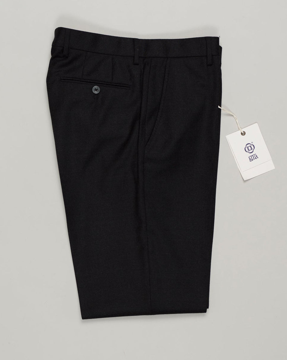 Classic deep grey flannel trousers designed for refined everyday wear. Featuring a patented Comfort waistband for superb comfort and all-day ease. The soft brushed cotton delivers a subtle texture and a reliable drape. Perfect with tailored shirts or casual knitwear, this timeless style transitions seamlessly from the office to the weekend. GTA Moda Flannel Trousers / Anthracite