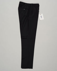 Classic deep grey flannel trousers designed for refined everyday wear. Featuring a patented Comfort waistband for superb comfort and all-day ease. The soft brushed cotton delivers a subtle texture and a reliable drape. Perfect with tailored shirts or casual knitwear, this timeless style transitions seamlessly from the office to the weekend. GTA Moda Flannel Trousers / Anthracite