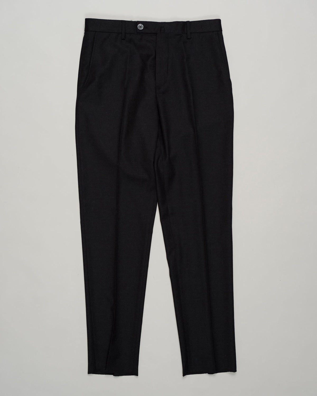 Classic deep grey flannel trousers designed for refined everyday wear. Featuring a patented Comfort waistband for superb comfort and all-day ease. The soft brushed cotton delivers a subtle texture and a reliable drape. Perfect with tailored shirts or casual knitwear, this timeless style transitions seamlessly from the office to the weekend. GTA Moda Flannel Trousers / Anthracite