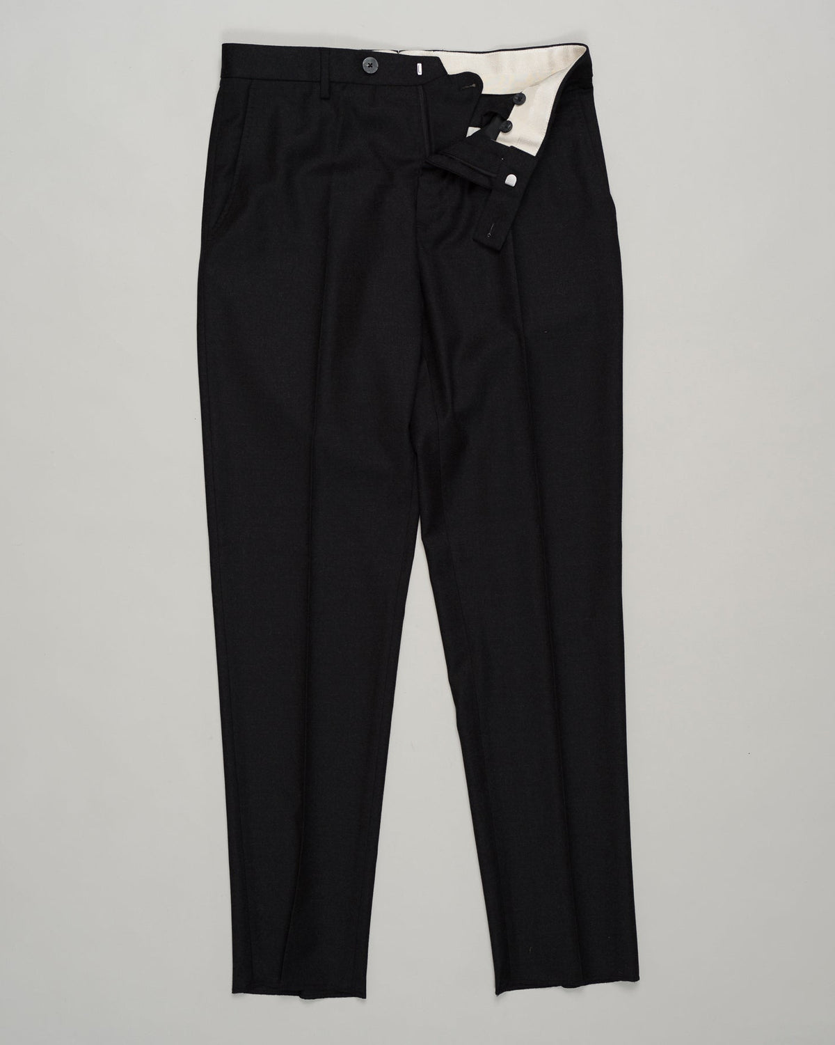 Classic deep grey flannel trousers designed for refined everyday wear. Featuring a patented Comfort waistband for superb comfort and all-day ease. The soft brushed cotton delivers a subtle texture and a reliable drape. Perfect with tailored shirts or casual knitwear, this timeless style transitions seamlessly from the office to the weekend. GTA Moda Flannel Trousers / Anthracite