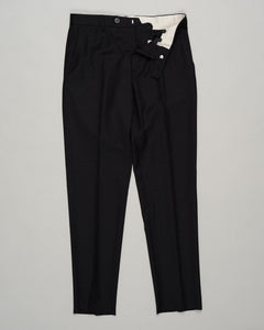 Classic deep grey flannel trousers designed for refined everyday wear. Featuring a patented Comfort waistband for superb comfort and all-day ease. The soft brushed cotton delivers a subtle texture and a reliable drape. Perfect with tailored shirts or casual knitwear, this timeless style transitions seamlessly from the office to the weekend. GTA Moda Flannel Trousers / Anthracite
