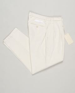 Relaxed cotton trousers from Briglia's Portobello collection. These casual trousers balance effortless style with understated elegance. Perfect for weekend wear or layered into smart-casual outfits. Briglia Portobello Cotton Trousers / Lino
