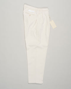 Relaxed cotton trousers from Briglia's Portobello collection. These casual trousers balance effortless style with understated elegance. Perfect for weekend wear or layered into smart-casual outfits. Briglia Portobello Cotton Trousers / Lino