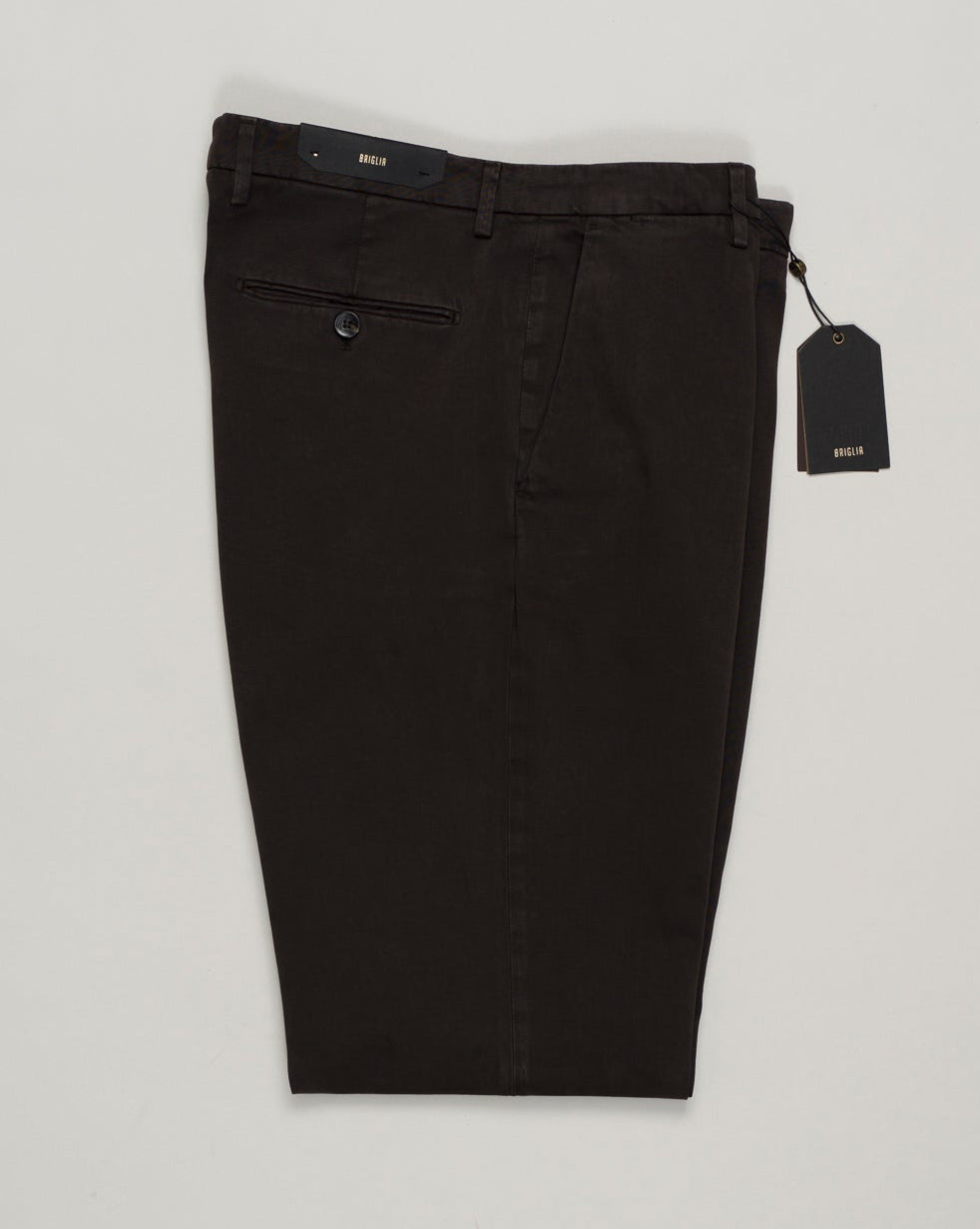 Italian cotton chinos in a refined dark brown. Crafted from premium Naviglio cotton with a relaxed yet tailored fit. Versatile enough for casual weekends or dressed up with a blazer. Clean lines and understated elegance—a wardrobe essential Briglia Naviglio Cotton Chinos / Dark Brown