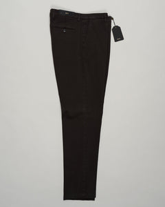 Italian cotton chinos in a refined dark brown. Crafted from premium Naviglio cotton with a relaxed yet tailored fit. Versatile enough for casual weekends or dressed up with a blazer. Clean lines and understated elegance—a wardrobe essential Briglia Naviglio Cotton Chinos / Dark Brown