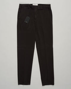 Italian cotton chinos in a refined dark brown. Crafted from premium Naviglio cotton with a relaxed yet tailored fit. Versatile enough for casual weekends or dressed up with a blazer. Clean lines and understated elegance—a wardrobe essential Briglia Naviglio Cotton Chinos / Dark Brown