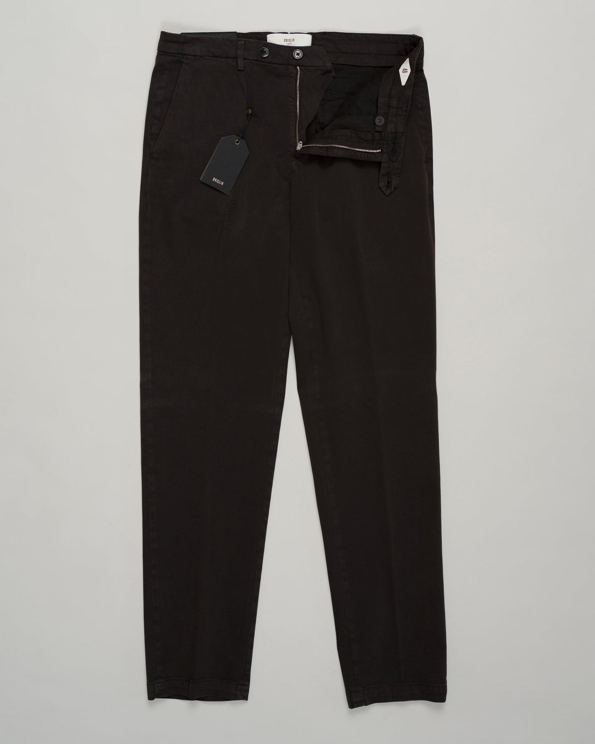 Italian cotton chinos in a refined dark brown. Crafted from premium Naviglio cotton with a relaxed yet tailored fit. Versatile enough for casual weekends or dressed up with a blazer. Clean lines and understated elegance—a wardrobe essential Briglia Naviglio Cotton Chinos / Dark Brown