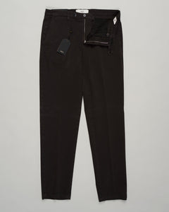Italian cotton chinos in a refined dark brown. Crafted from premium Naviglio cotton with a relaxed yet tailored fit. Versatile enough for casual weekends or dressed up with a blazer. Clean lines and understated elegance—a wardrobe essential Briglia Naviglio Cotton Chinos / Dark Brown