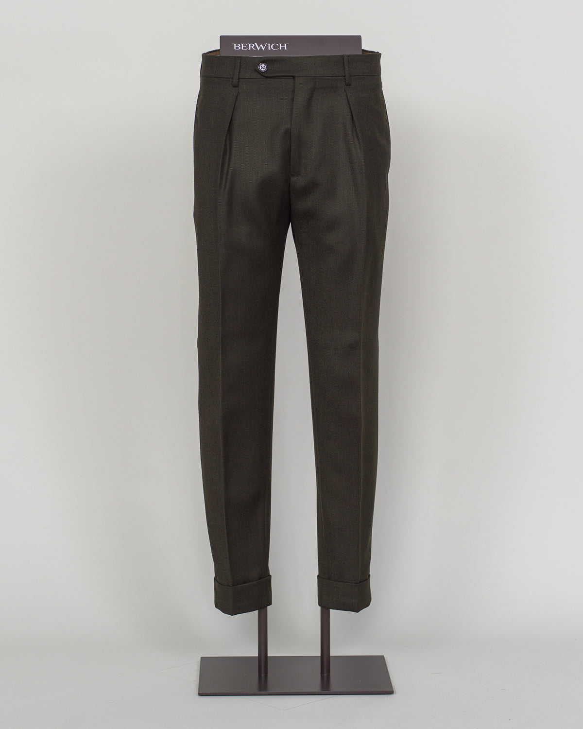 Refined wool covert trousers in a sophisticated army tone. Berwich's Chiaia model delivers understated elegance with a long, flattering cut—ideal for layering beneath tailored jackets or wearing solo. The dense wool weave resists wrinkles and develops character with wear. A versatile foundation for refined menswear. &nbsp;