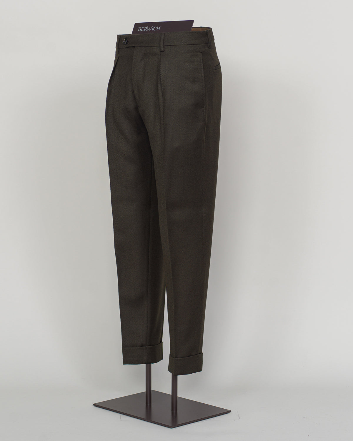 Refined wool covert trousers in a sophisticated army tone. Berwich's Chiaia model delivers understated elegance with a long, flattering cut—ideal for layering beneath tailored jackets or wearing solo. The dense wool weave resists wrinkles and develops character with wear. A versatile foundation for refined menswear. &nbsp;