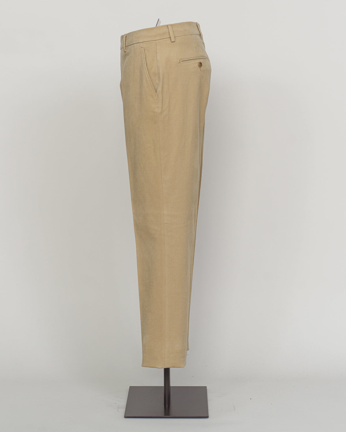 Berwich brushed cotton chinos deliver understated elegance and effortless versatility. The soft, matte finish of premium brushed cotton creates a refined texture that moves naturally, while the classic beige tone pairs seamlessly with neutral and jewel tones alike.

Cut for a modern fit with a tapered leg, these chinos offer comfort without compromise. The quality construction and timeless design make them a wardrobe essential—equally at home in the office or paired with a simple knit for weekend ease.