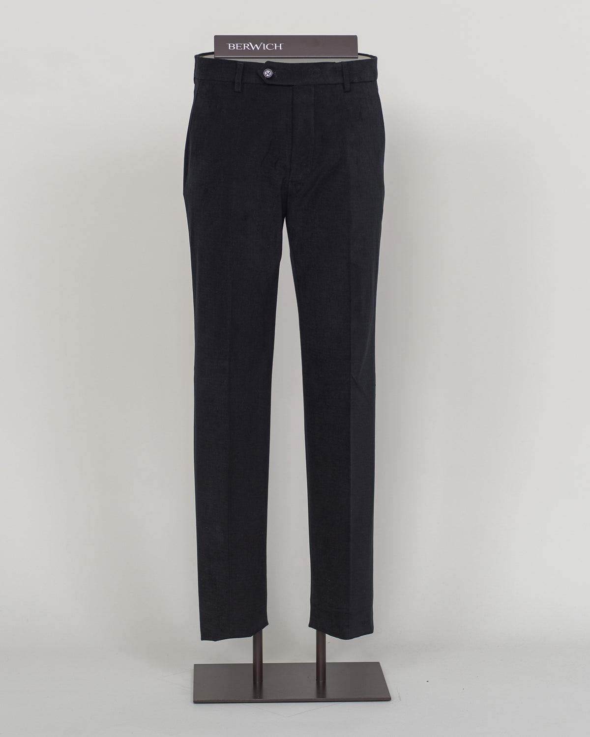 Crafted from premium brushed cotton, these Berwich chinos deliver understated elegance and exceptional comfort. The refined black fabric drapes with natural ease, while the soft hand feel makes them ideal for both tailored and relaxed occasions. A versatile foundation piece that pairs seamlessly with blazers, knitwear, or casual shirts. Classic tailoring meets modern sensibility in every stitch.