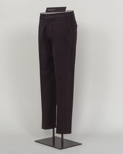 Crafted from supremely soft brushed cotton, these Berwich chinos deliver understated elegance and everyday comfort. The rich dark brown tone pairs effortlessly with neutral knitwear and structured blazers, making them a versatile foundation for refined dressing. Finished with careful tailoring and a relaxed fit that moves with you, these are the trousers you'll reach for again and again.