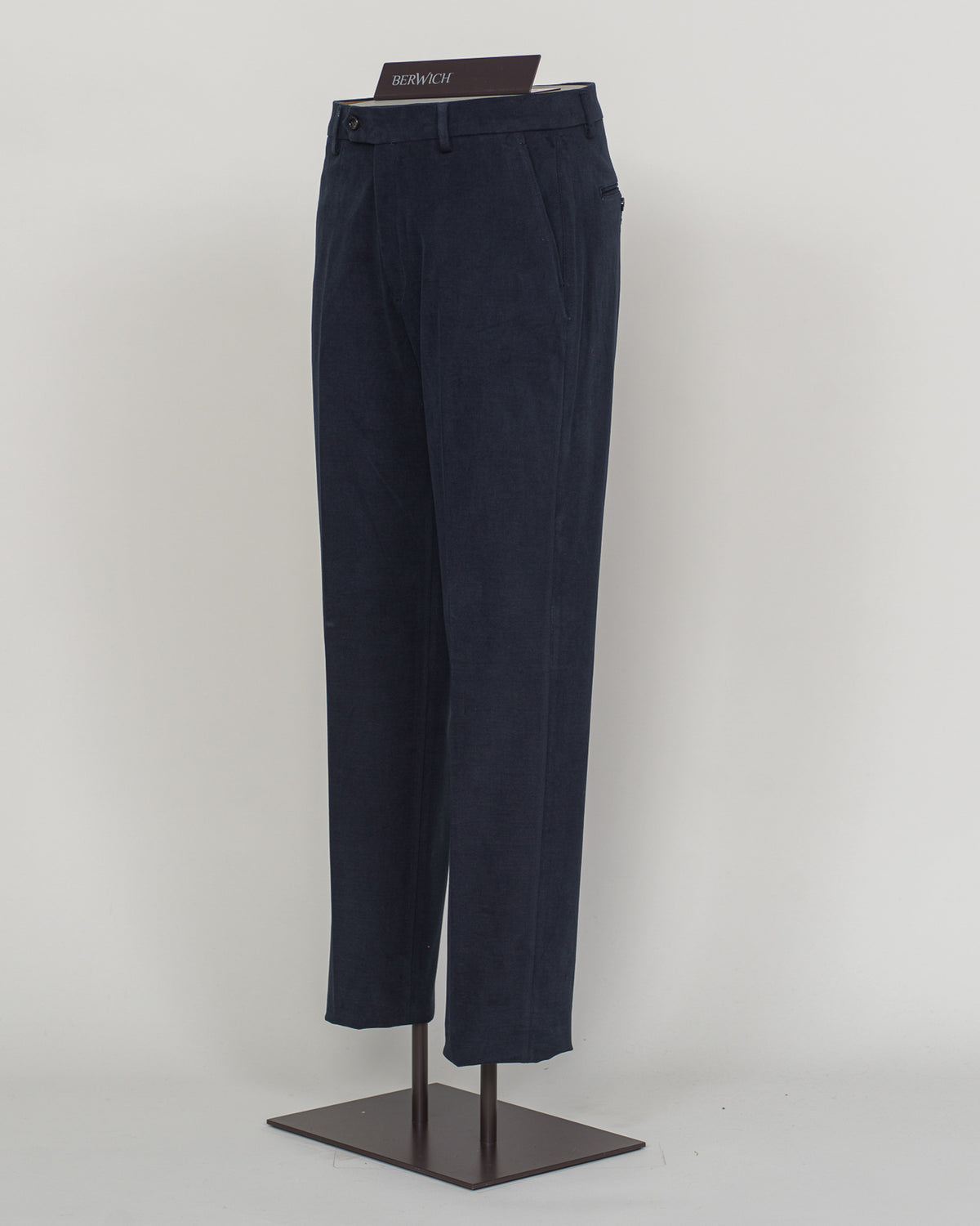 Crafted from premium brushed cotton, these Berwich chinos deliver understated sophistication with a refined texture that softens with wear. The navy colorway pairs effortlessly with neutral tones and seasonal palettes alike. A structured fit with classic proportions ensures versatility across casual and semi-formal occasions. Finished with attention to detail that defines Italian menswear craftsmanship.