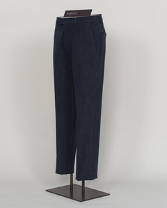 Crafted from premium brushed cotton, these Berwich chinos deliver understated sophistication with a refined texture that softens with wear. The navy colorway pairs effortlessly with neutral tones and seasonal palettes alike. A structured fit with classic proportions ensures versatility across casual and semi-formal occasions. Finished with attention to detail that defines Italian menswear craftsmanship.