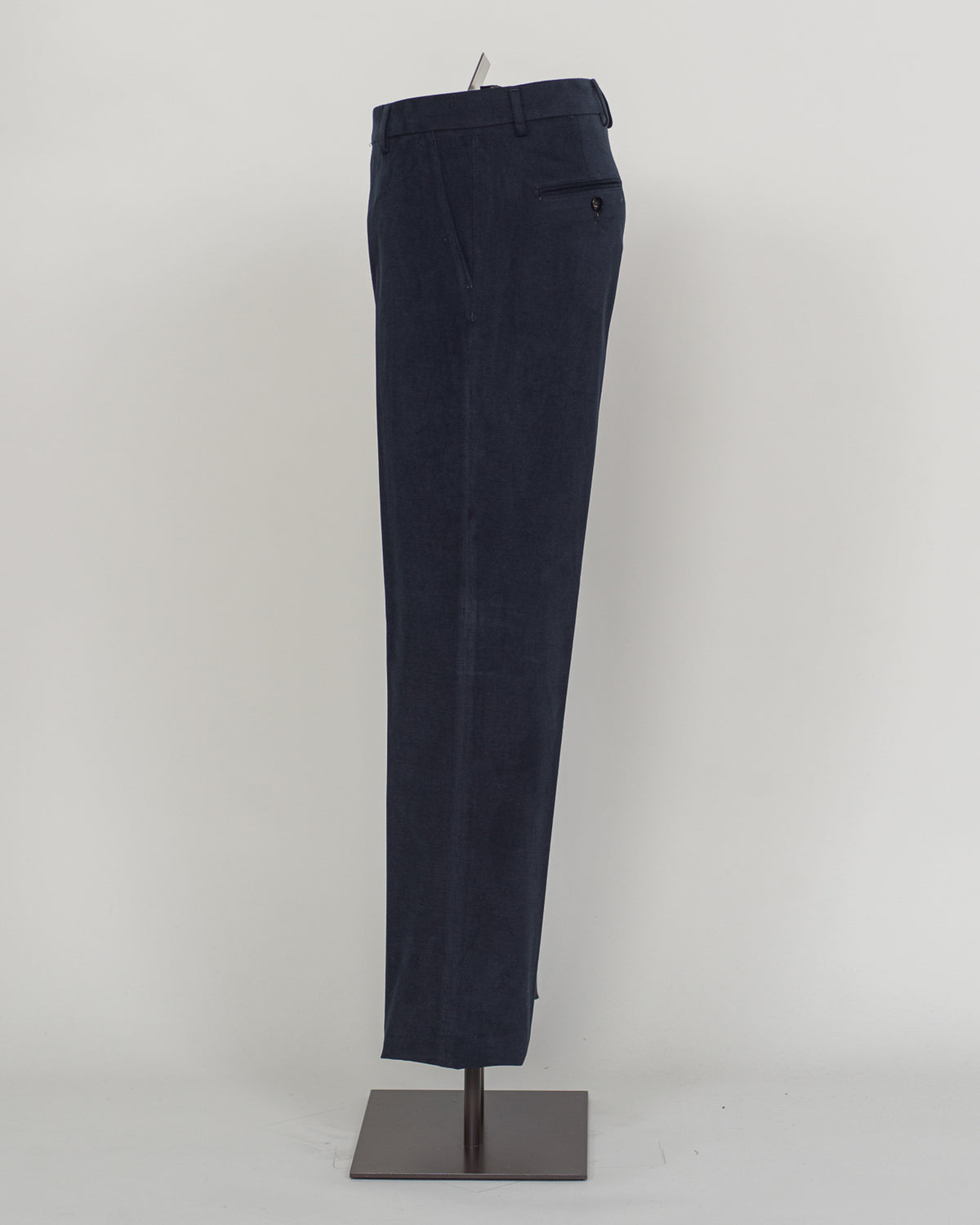 Crafted from premium brushed cotton, these Berwich chinos deliver understated sophistication with a refined texture that softens with wear. The navy colorway pairs effortlessly with neutral tones and seasonal palettes alike. A structured fit with classic proportions ensures versatility across casual and semi-formal occasions. Finished with attention to detail that defines Italian menswear craftsmanship.