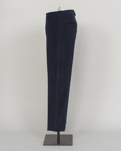 Crafted from premium brushed cotton, these Berwich chinos deliver understated sophistication with a refined texture that softens with wear. The navy colorway pairs effortlessly with neutral tones and seasonal palettes alike. A structured fit with classic proportions ensures versatility across casual and semi-formal occasions. Finished with attention to detail that defines Italian menswear craftsmanship.