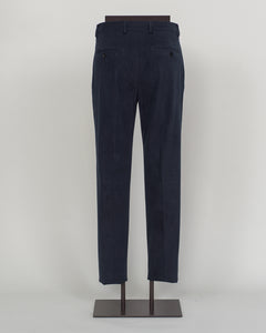 Crafted from premium brushed cotton, these Berwich chinos deliver understated sophistication with a refined texture that softens with wear. The navy colorway pairs effortlessly with neutral tones and seasonal palettes alike. A structured fit with classic proportions ensures versatility across casual and semi-formal occasions. Finished with attention to detail that defines Italian menswear craftsmanship.