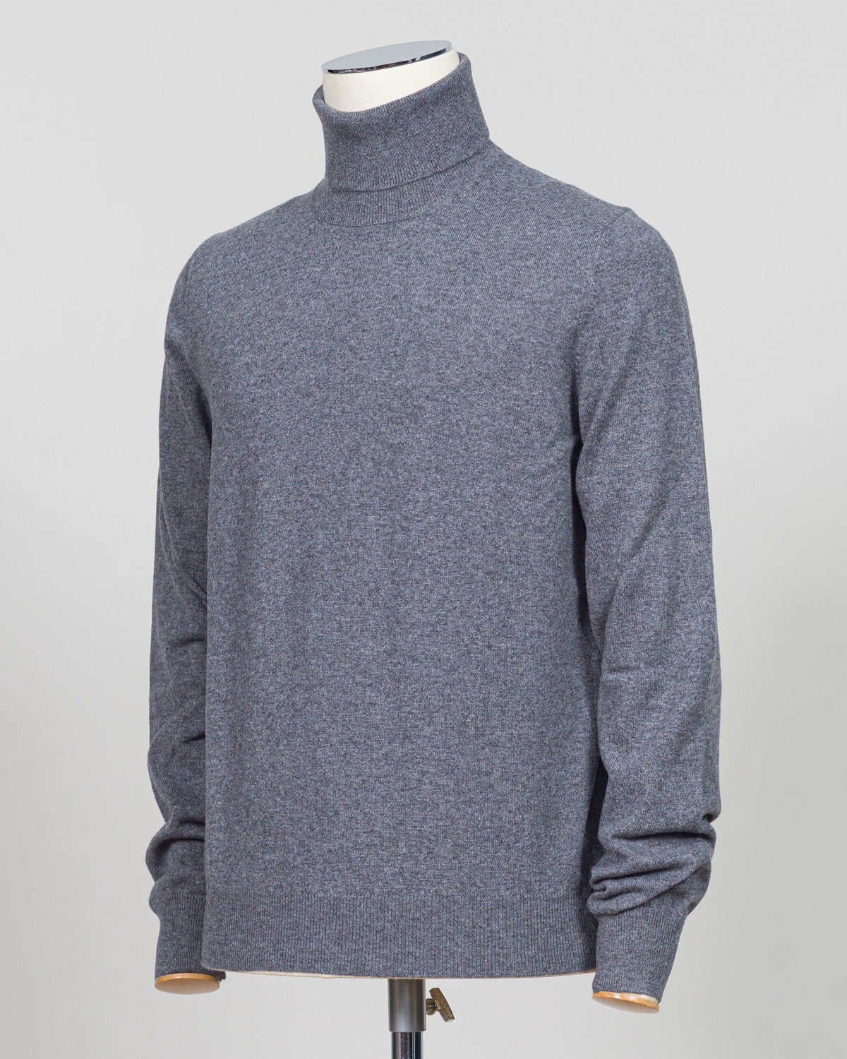 Italian craftsmanship meets understated elegance. This Gran Sasso cashmere roll neck in oat delivers refined warmth through premium fibers and meticulous construction. A versatile layering piece that anchors both formal and relaxed wardrobes with timeless appeal. Gran Sasso Cashmere Roll Neck / Grey
