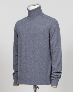 Italian craftsmanship meets understated elegance. This Gran Sasso cashmere roll neck in oat delivers refined warmth through premium fibers and meticulous construction. A versatile layering piece that anchors both formal and relaxed wardrobes with timeless appeal. Gran Sasso Cashmere Roll Neck / Grey