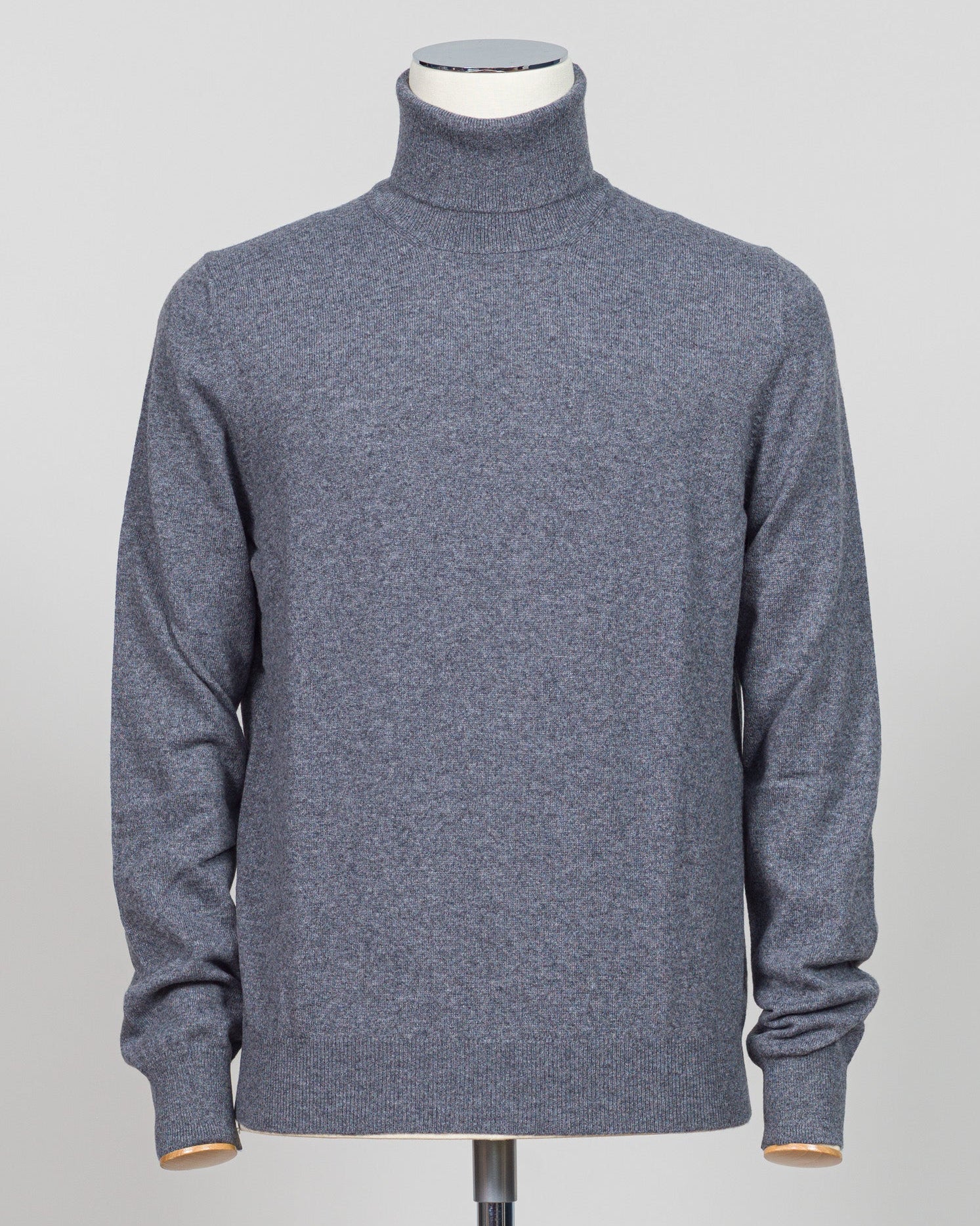 Italian craftsmanship meets understated elegance. This Gran Sasso cashmere roll neck in oat delivers refined warmth through premium fibers and meticulous construction. A versatile layering piece that anchors both formal and relaxed wardrobes with timeless appeal. Gran Sasso Cashmere Roll Neck / Grey