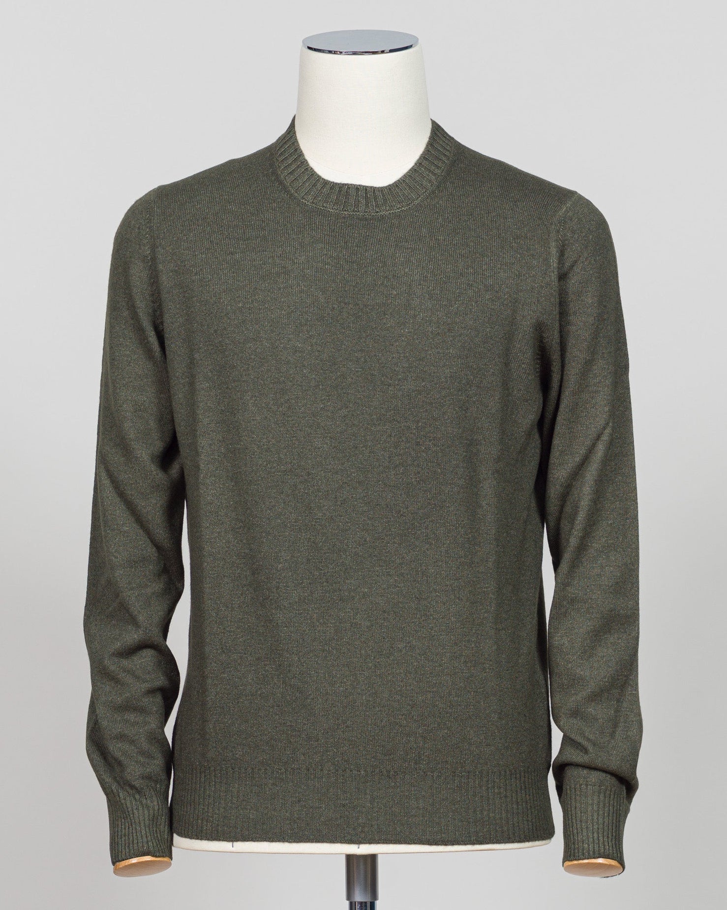 Italian luxury knitwear in a warm vintage dark green. Gran Sasso's refined crewneck delivers timeless sophistication with superior craftsmanship—a versatile layering piece that pairs effortlessly with tailored trousers or casual separates. Premium construction ensures lasting comfort and durability. Gran Sasso Vintage Crewneck / Dark Green