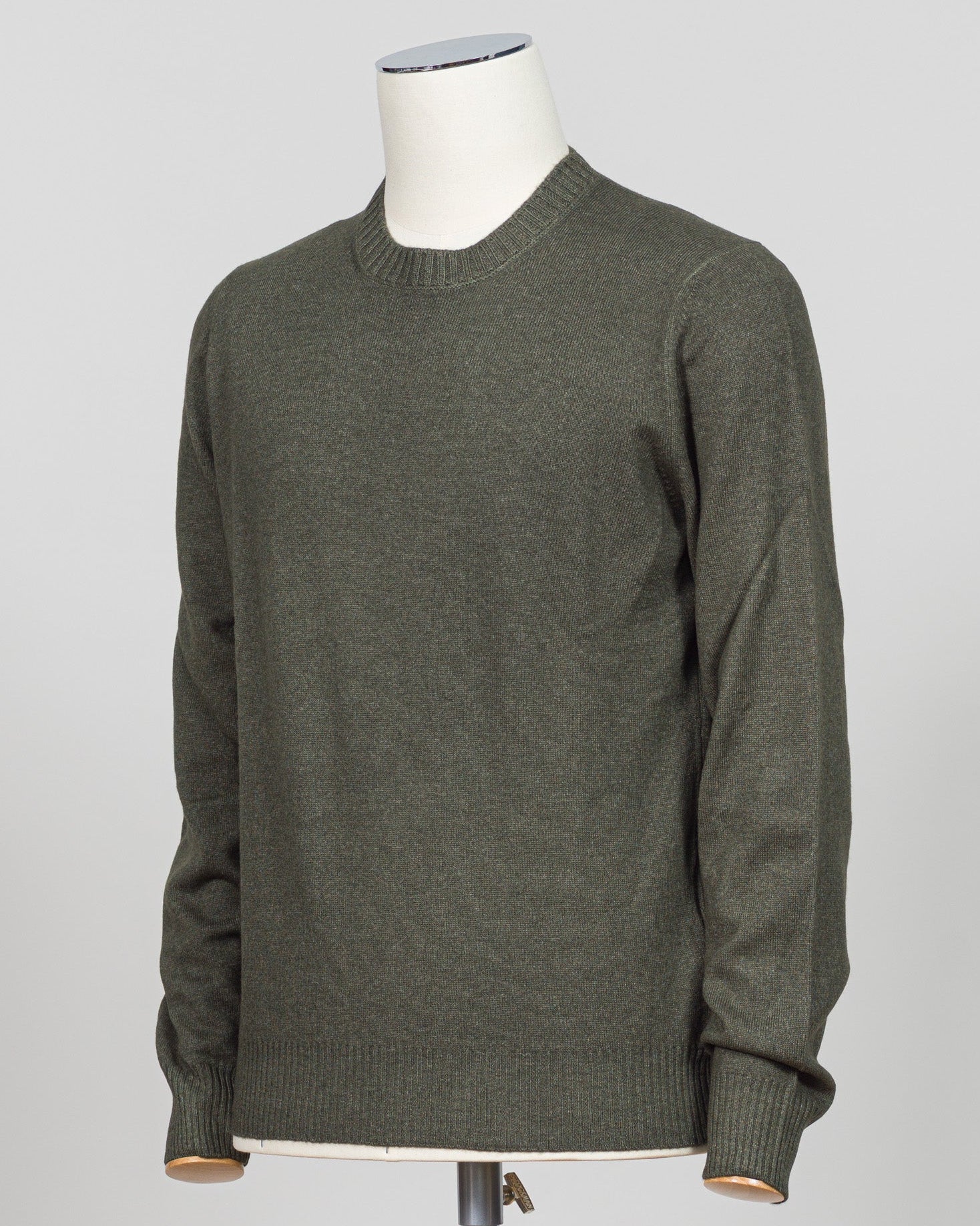 Italian luxury knitwear in a warm vintage dark green. Gran Sasso's refined crewneck delivers timeless sophistication with superior craftsmanship—a versatile layering piece that pairs effortlessly with tailored trousers or casual separates. Premium construction ensures lasting comfort and durability. Gran Sasso Vintage Crewneck / Dark Green