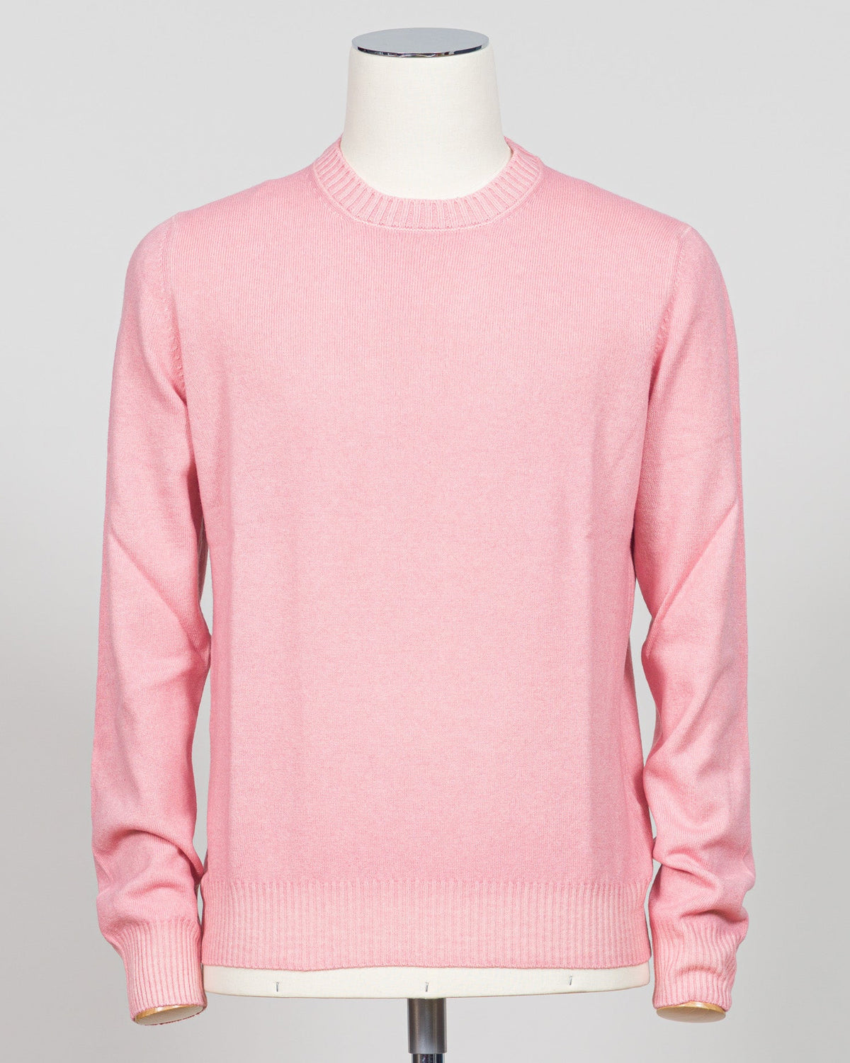 Italian luxury knitwear in soft pink. Gran Sasso's refined crewneck delivers timeless sophistication with superior craftsmanship—a versatile layering piece that pairs effortlessly with tailored trousers or casual separates. Premium construction ensures lasting comfort and durability. Gran Sasso Vintage Crewneck / Pink