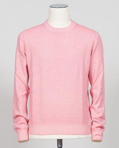 Italian luxury knitwear in soft pink. Gran Sasso's refined crewneck delivers timeless sophistication with superior craftsmanship—a versatile layering piece that pairs effortlessly with tailored trousers or casual separates. Premium construction ensures lasting comfort and durability. Gran Sasso Vintage Crewneck / Pink
