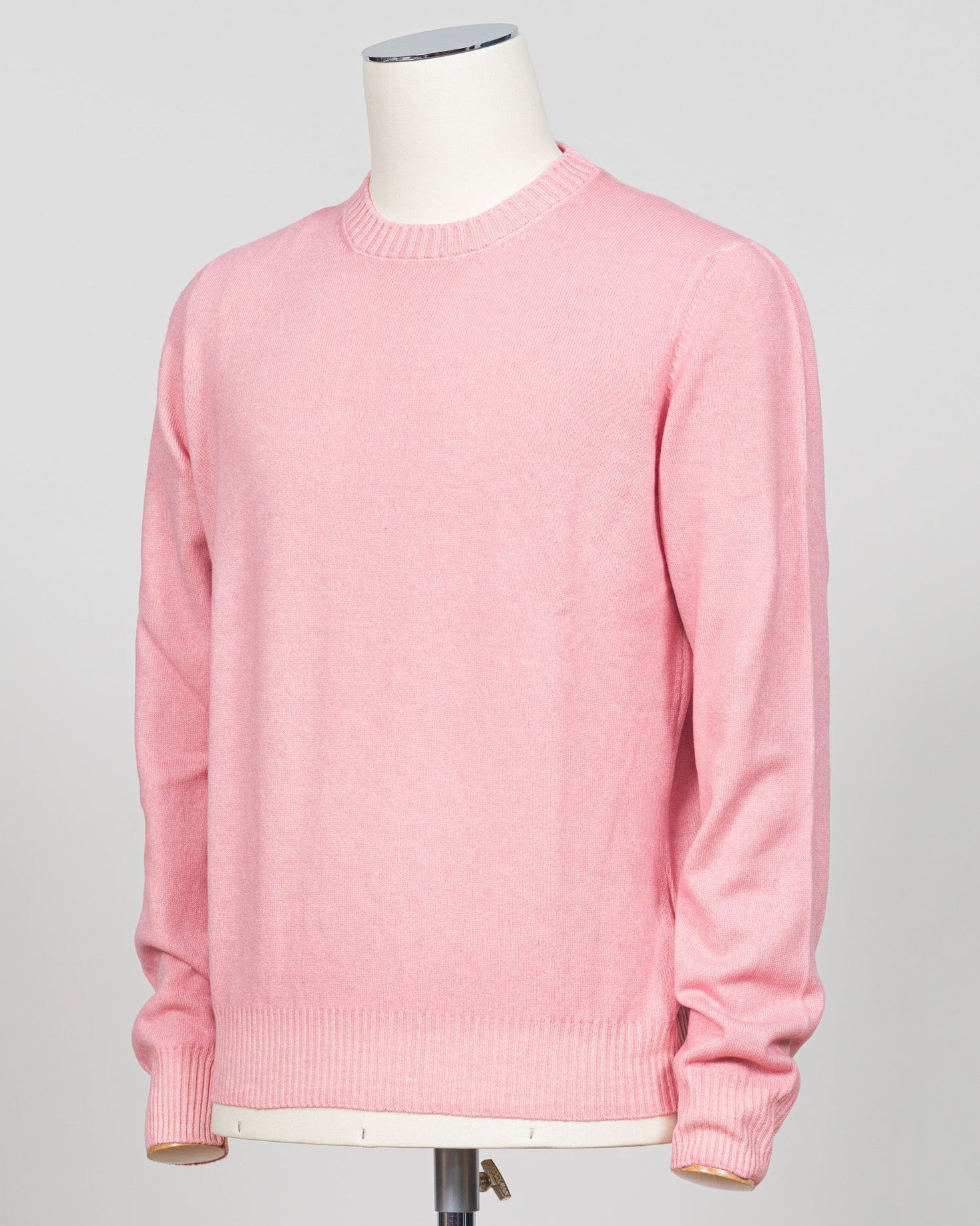 Italian luxury knitwear in soft pink. Gran Sasso's refined crewneck delivers timeless sophistication with superior craftsmanship—a versatile layering piece that pairs effortlessly with tailored trousers or casual separates. Premium construction ensures lasting comfort and durability. Gran Sasso Vintage Crewneck / Pink