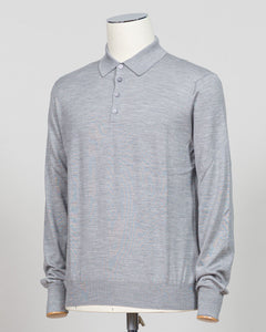 Refined elegance meets tactile luxury in this Gran Sasso polo, crafted from a sophisticated blend of wool, cashmere, and silk. The silver tone offers understated versatility across seasons, while the premium fiber composition delivers exceptional softness and breathability. A timeless essential for the discerning wardrobe. Gran Sasso Wool Cashmere &amp; Silk Polo / Silver