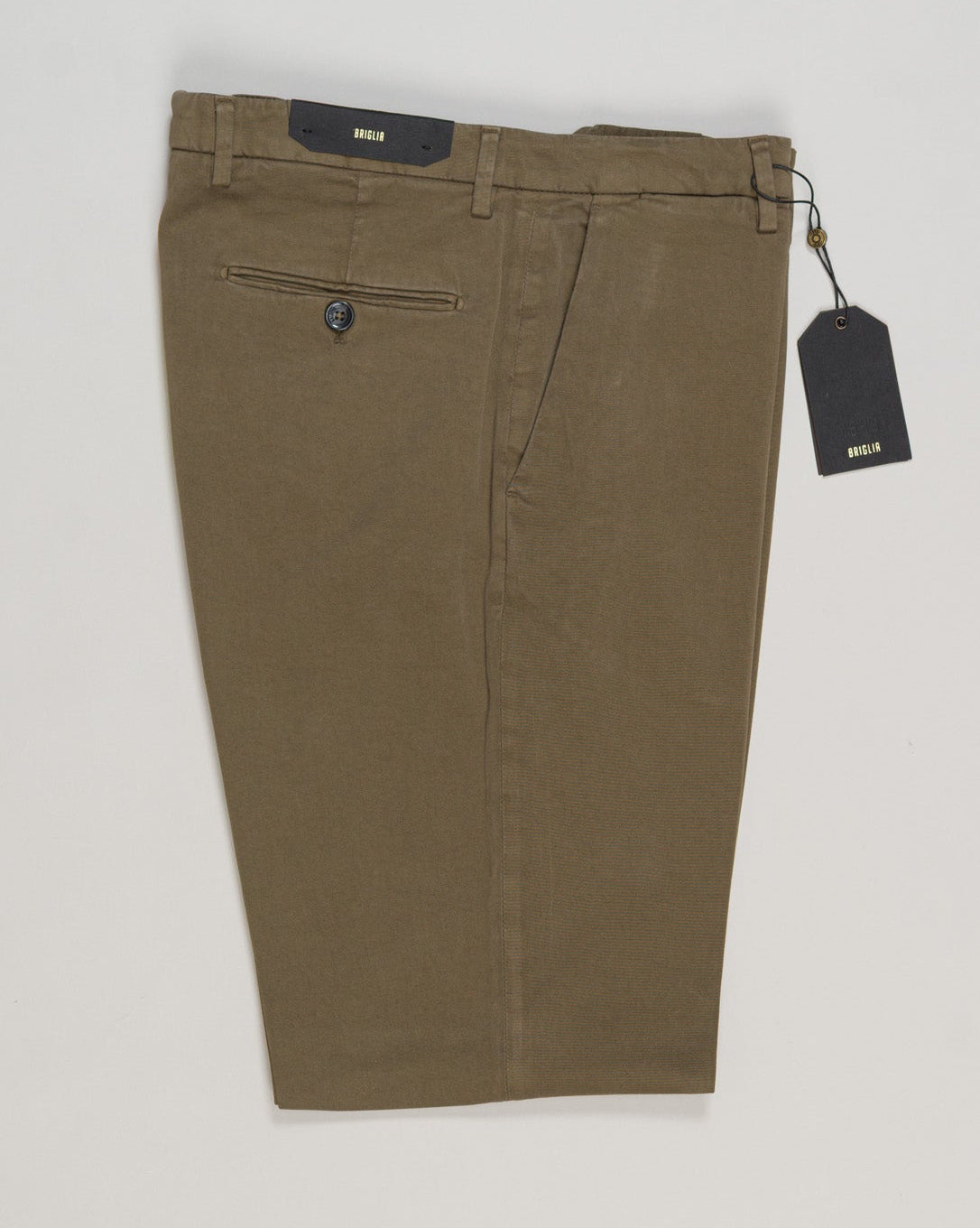 Italian cotton chinos by Briglia, a master of refined tailoring. The Naviglio cut delivers a balanced fit—neither too fitted nor too relaxed—with a subtle pleat for comfortable movement. The rich green hue pairs seamlessly with neutral tones or complementary earth shades. Crafted from premium cotton, these chinos are built for everyday versatility in a luxury wardrobe. Briglia Naviglio Cotton Chinos / Green