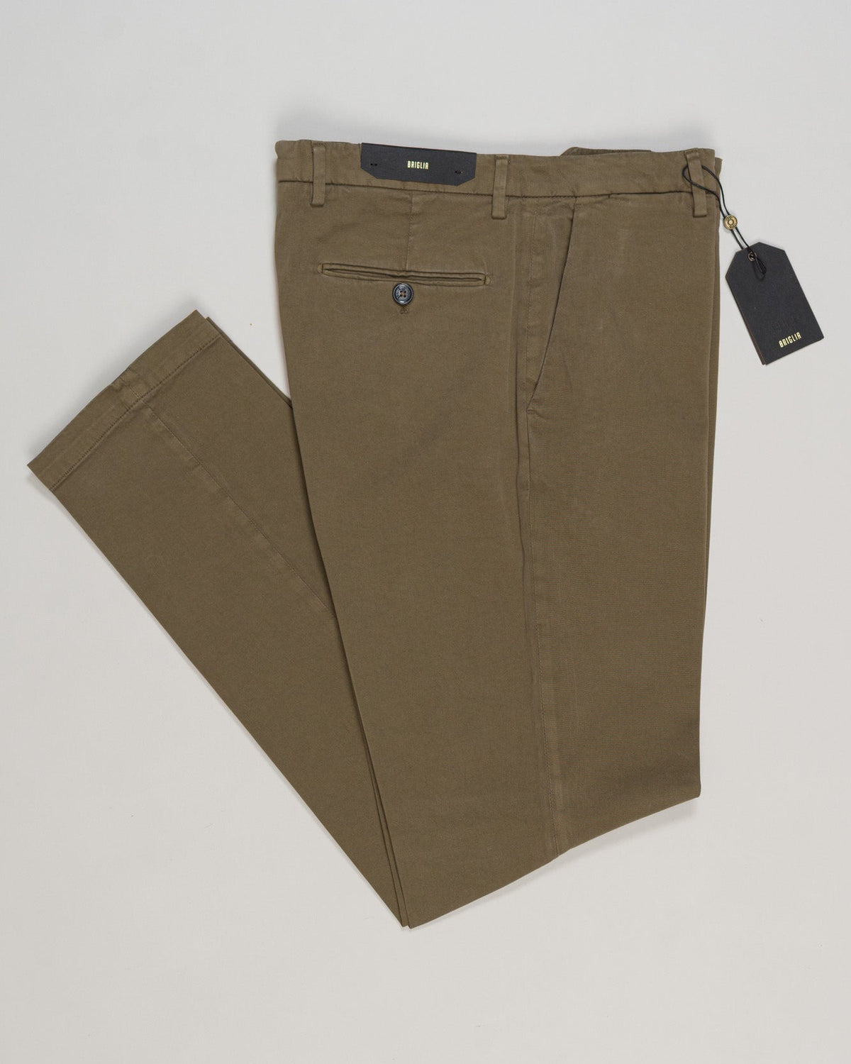 Italian cotton chinos by Briglia, a master of refined tailoring. The Naviglio cut delivers a balanced fit—neither too fitted nor too relaxed—with a subtle pleat for comfortable movement. The rich green hue pairs seamlessly with neutral tones or complementary earth shades. Crafted from premium cotton, these chinos are built for everyday versatility in a luxury wardrobe. Briglia Naviglio Cotton Chinos / Green