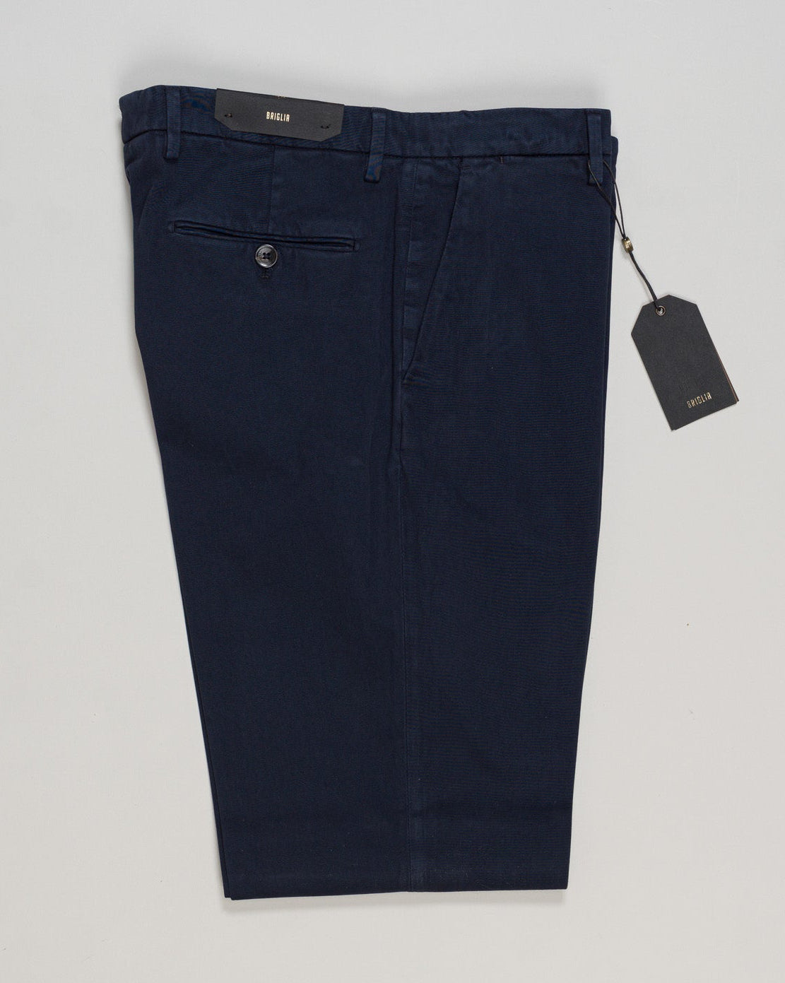 Briglia Naviglio cotton chinos in navy—a timeless wardrobe essential. Crafted from premium cotton twill, these tailored chinos offer a clean silhouette and refined drape. Perfect for both casual and smart-casual occasions. Designed for versatility and enduring style. Briglia Naviglio Cotton Chinos / Navy