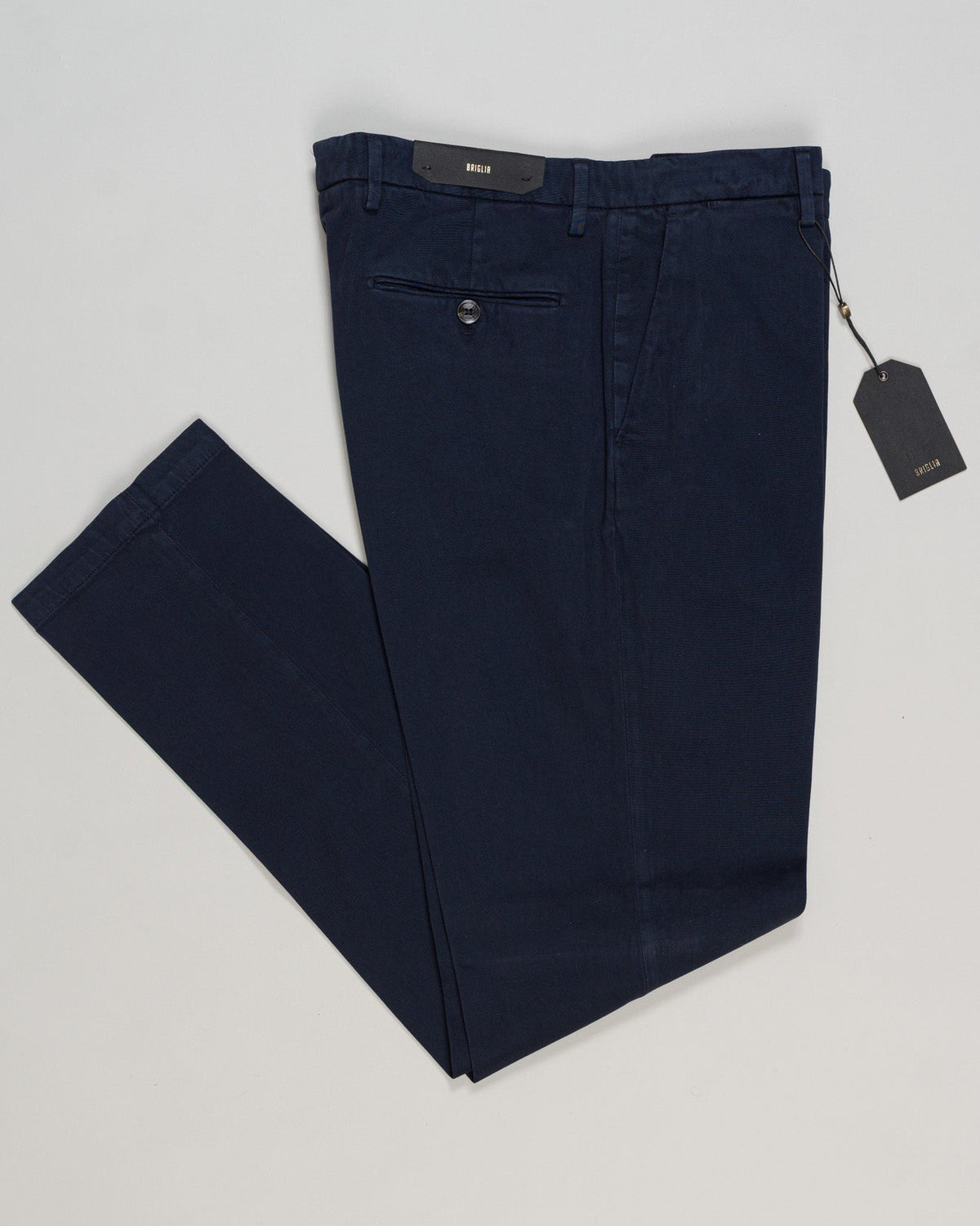 Briglia Naviglio cotton chinos in navy—a timeless wardrobe essential. Crafted from premium cotton twill, these tailored chinos offer a clean silhouette and refined drape. Perfect for both casual and smart-casual occasions. Designed for versatility and enduring style. Briglia Naviglio Cotton Chinos / Navy