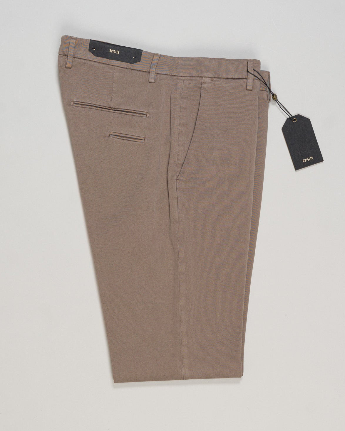Briglia's garment-dyed cotton chinos deliver understated Italian craftsmanship in a versatile bisquit that pairs effortlessly with any wardrobe. The soft, pre-washed cotton develops character with wear, offering a relaxed yet refined silhouette perfect for both casual weekends and smart-casual occasions. Premium construction and attention to detail make these a timeless staple for the discerning gentleman. Briglia Garment Dyed Cotton Chinos / Bisquit