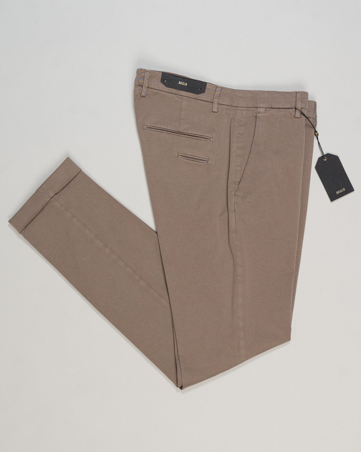 Briglia's garment-dyed cotton chinos deliver understated Italian craftsmanship in a versatile bisquit that pairs effortlessly with any wardrobe. The soft, pre-washed cotton develops character with wear, offering a relaxed yet refined silhouette perfect for both casual weekends and smart-casual occasions. Premium construction and attention to detail make these a timeless staple for the discerning gentleman. Briglia Garment Dyed Cotton Chinos / Bisquit