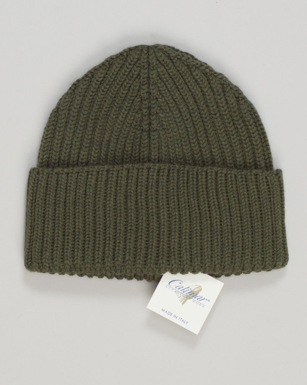 Pure merino wool construction delivers natural warmth and breathability. The ribbed knit offers a refined, understated aesthetic suited to classic wardrobes. Lightweight and packable, it transitions seamlessly across seasons. Italian craftsmanship ensures durability and comfort. Calimar Ribbed Merino Beanie / Green