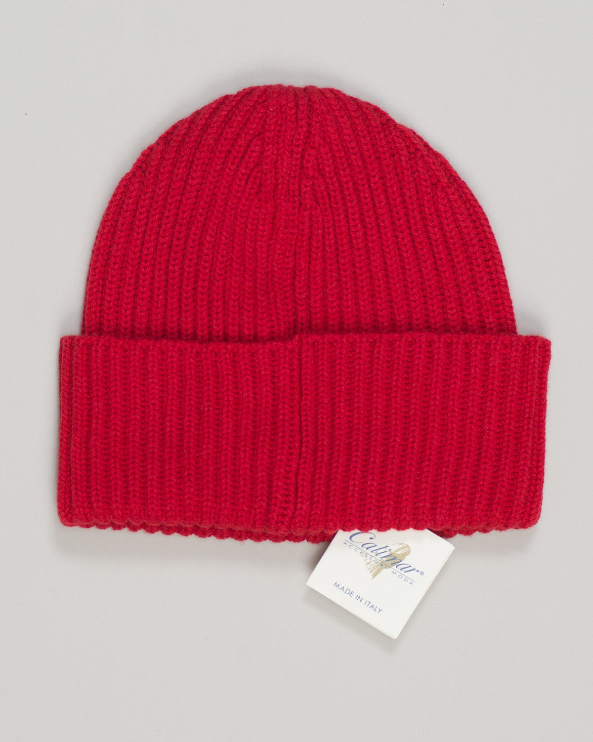Calimar's ribbed merino beanie brings refined simplicity to essential winter wear. Crafted from premium merino wool, it delivers natural temperature regulation and breathability alongside a soft, non-itchy feel. The understated ribbed knit flatters a range of face shapes while maintaining its structure through repeated wear. A versatile foundation piece for any cold-weather wardrobe.