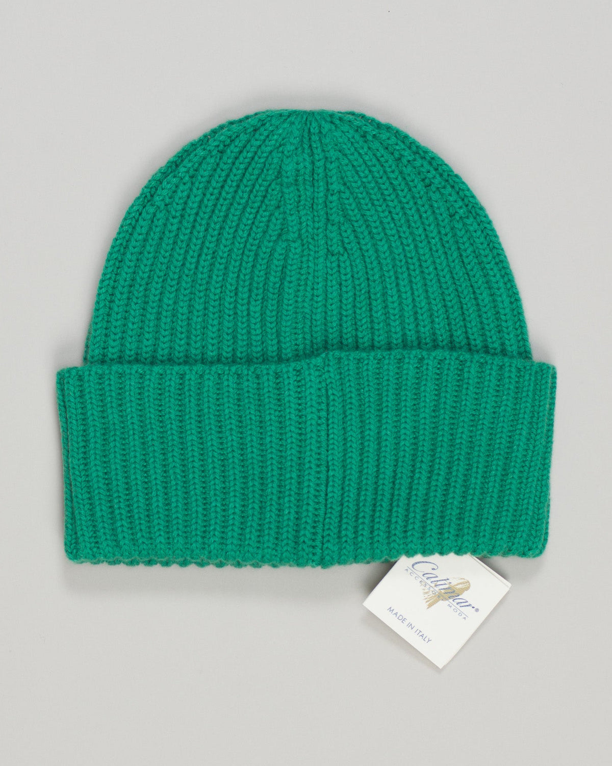Crafted from pure cashmere for unmatched softness and warmth. The Calimar beanie combines luxury comfort with timeless design—a refined essential for elevated everyday wear. Emerald green adds subtle sophistication to any wardrobe. Perfect as a standalone statement piece or understated layering accent. Calimar Cashmere Beanie / Emerald Green