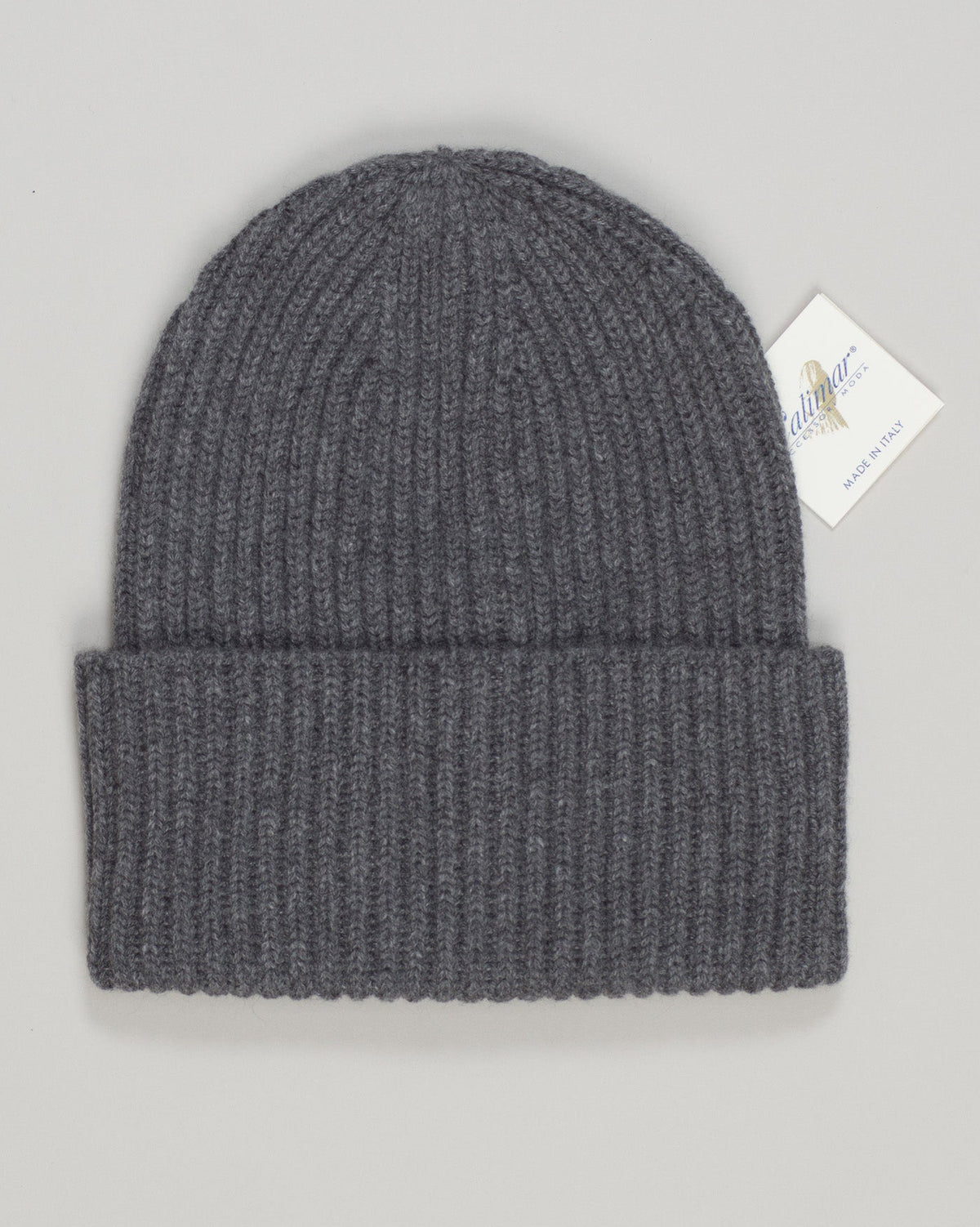 Refined cashmere beanie in soft grey. Pure warmth without fuss—a minimal essential that pairs with everything. Luxurious comfort for everyday wear. Calimar Cashmere Beanie / Grey