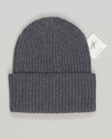 Refined cashmere beanie in soft grey. Pure warmth without fuss—a minimal essential that pairs with everything. Luxurious comfort for everyday wear. Calimar Cashmere Beanie / Grey