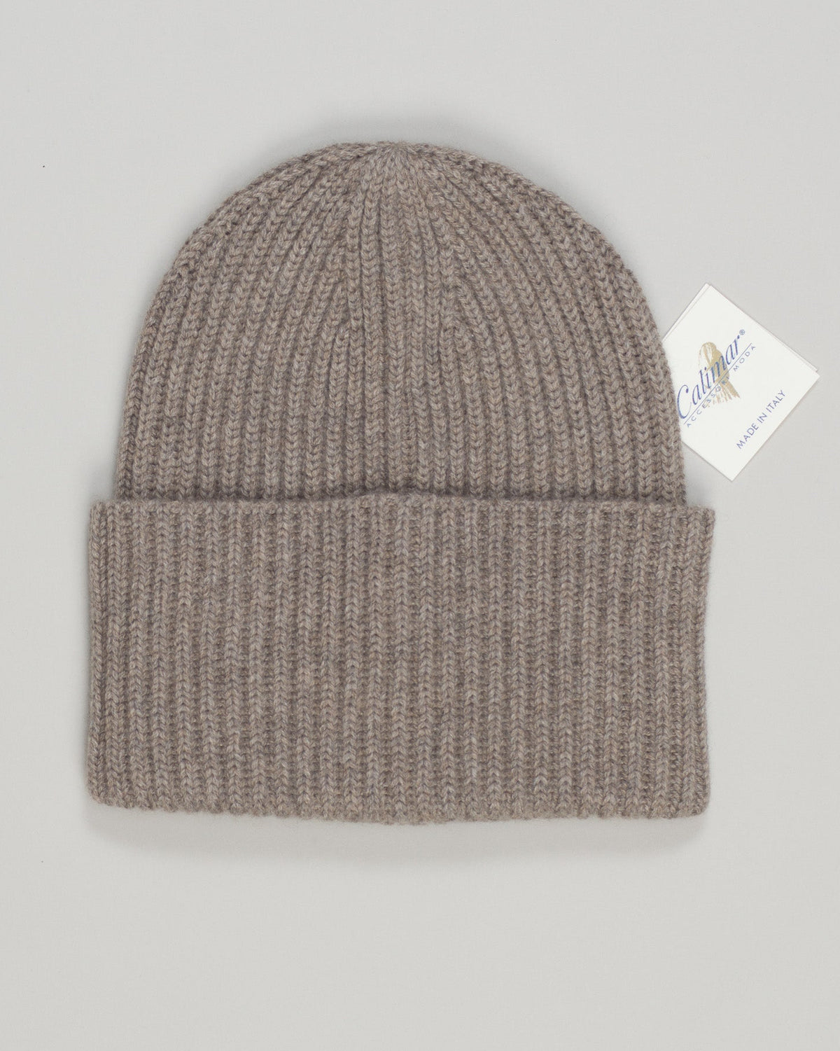 Premium ribbed cashmere beanie in sophisticated taupe. Crafted from sumptuous cashmere, this Calimar essential combines timeless elegance with everyday comfort. The fine ribbed knit offers a flattering silhouette while delivering warmth without bulk. A refined investment piece that transcends seasons and occasions. Calimar Ribbed Cashmere Beanie / Taupe